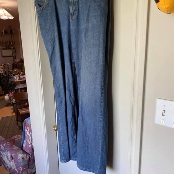 LADIES LIZ CLAIBONE JEANS gently used - Picture 4 of 6